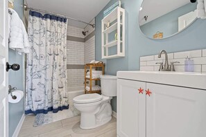 Combined shower/bathtub, hair dryer, towels, soap