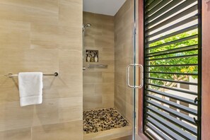 Badewanne, Haartrockner, Handtücher