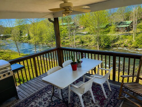 Riverfront Hideaway in East of Franklin, Easy Access, Close to Waterfall Trails