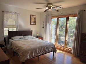 2 bedrooms, desk, iron/ironing board, free WiFi - RiverDance Retreats- Riverfront, Waterfalls, Unforgettable - Got It All - DEAL!! (Franklin)