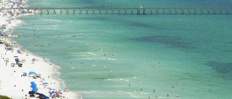 Una spiaggia nelle vicinanze, lettini da mare