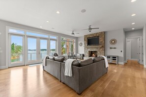 Smart TV, fireplace, DVD player, table tennis - Luxury Lake Home, Stunning Views, Best Location!   (Buford)