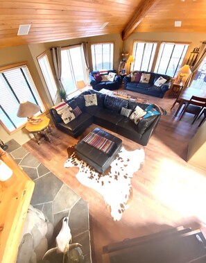 Téléviseur connecté, foyer, lecteur de DVD, table de ping-pong