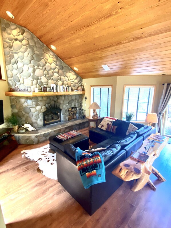 Téléviseur connecté, foyer, lecteur de DVD, table de ping-pong