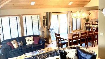 Smart TV, fireplace, DVD player, table tennis