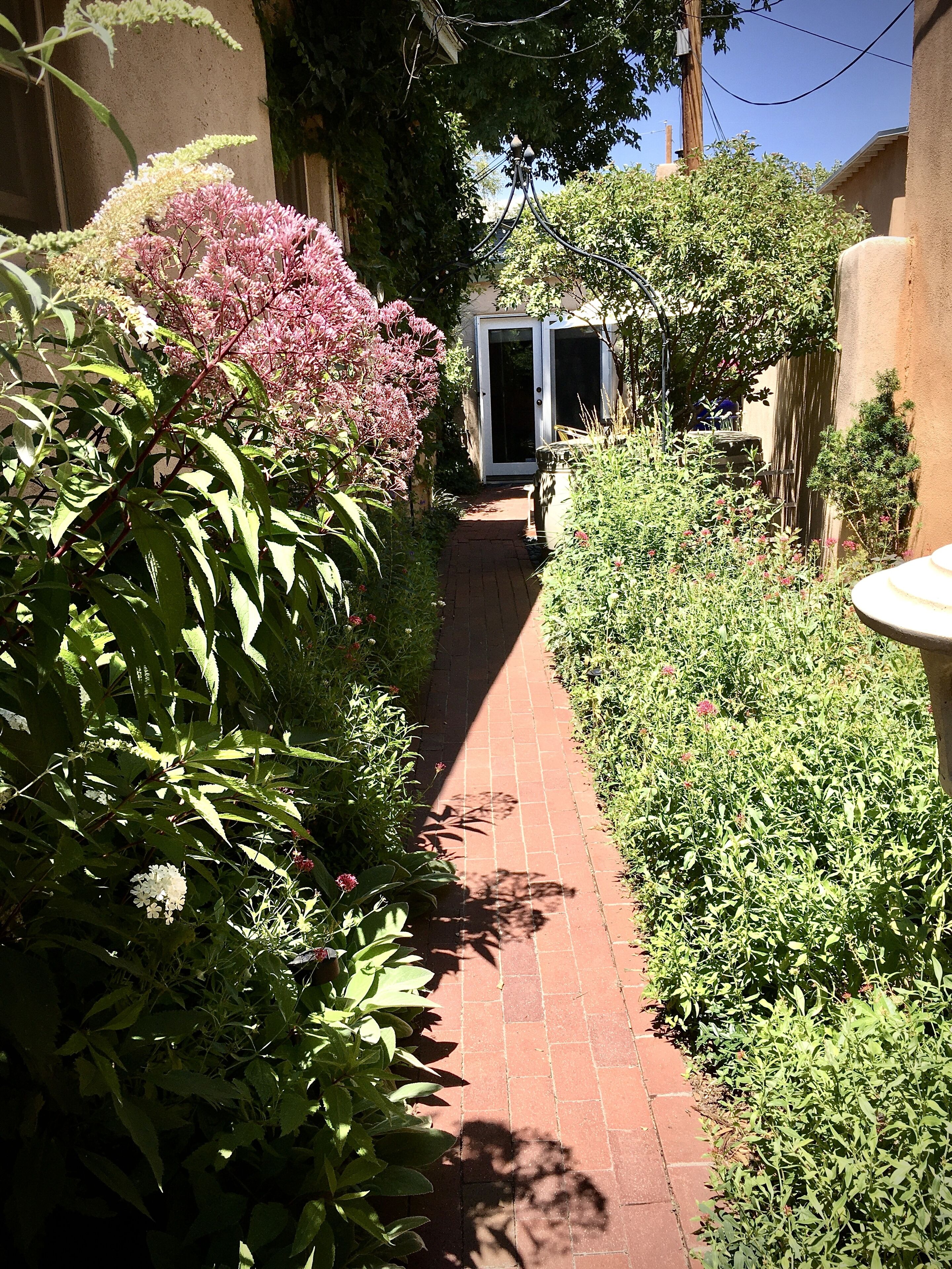 Historic Downtown Private, Hot tub!