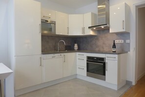 Een koelkast, een microgolfoven, een oven, een kookplaat