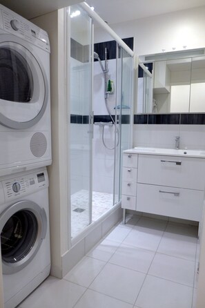 Shower, towels - PONCELET: 30–60 days ahead? Message host for up to 30% OFF-PONC (Paris)