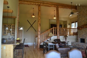 Smart-TV, Kamin, Bücher, Stereoanlage