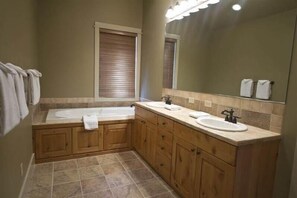 وحدات دش مع أحواض استحمام، مجففات شعر، مناشف، صابون