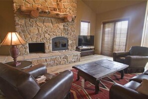 Smart-TV, Kamin, Bücher, Stereoanlage