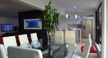 8 BR Luxury 6000 S.F. Mansion , 2 Bars Hot Tub, Bbq and Ac