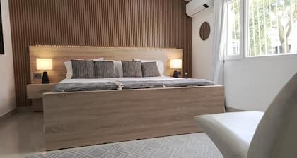 8 BR Luxury 6000 S.F. Mansion , 2 Bars Hot Tub, Bbq and Ac