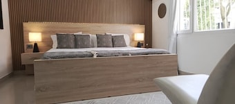 8 BR Luxury 6000 S.F. Mansion , 2 Bars Hot Tub, Bbq and Ac