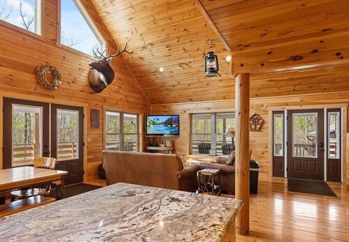 Luxury Cabin mins to Raystown Lake; Firepit, Basketball Court, Arcade