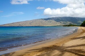 Sur la plage, chaise longue, serviettes de plage