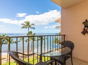 Outdoor dining - *** Beautiful Oceanfront Maui Condo Right on Sugar Beach *** (Kihei)