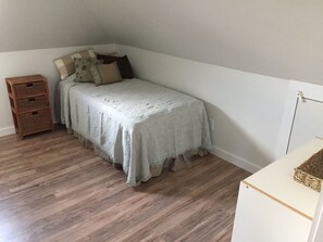 2 bedrooms, iron/ironing board, free WiFi