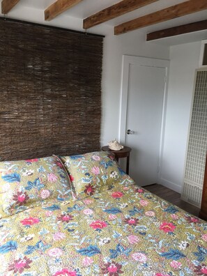 2 bedrooms, iron/ironing board, free WiFi