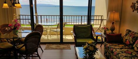 Een smart-tv, een dvd-speler, boeken en een stereo