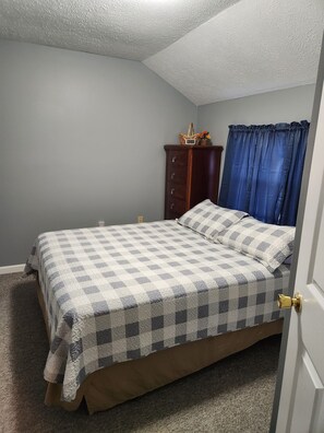 1 bedroom, iron/ironing board, WiFi, bed sheets - Cute Cottage, Convenient South Asheville location (Asheville)
