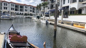 Un canal con góndolas y una hilera de edificios con balcones y ventanas arqueadas.