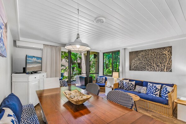 Smart TV, table football, ping pong, books - GROUND FLOOR, RENOVATED, AC ALL ROOMS, PICKLEBALL COURTS, AND STEPS TO BEACH (Kihei)