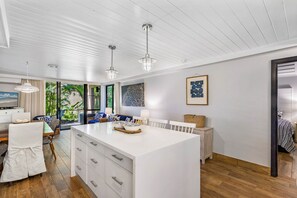 Dining - GROUND FLOOR, RENOVATED, AC ALL ROOMS, PICKLEBALL COURTS, AND STEPS TO BEACH (Kihei)