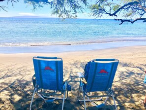 Plage, chaises longues, serviettes de plage