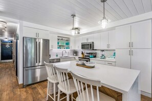 Fridge, microwave, oven, stovetop - GROUND FLOOR, RENOVATED, AC ALL ROOMS, PICKLEBALL COURTS, AND STEPS TO BEACH (Kihei)