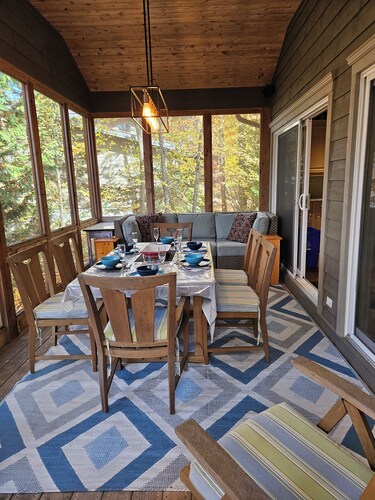 Lakefront Spectacle In Beaver Valley / Lake Eugenia