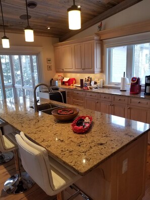 Fridge, microwave, oven, stovetop - Lakefront Spectacle In Beaver Valley / Lake Eugenia (Flesherton)