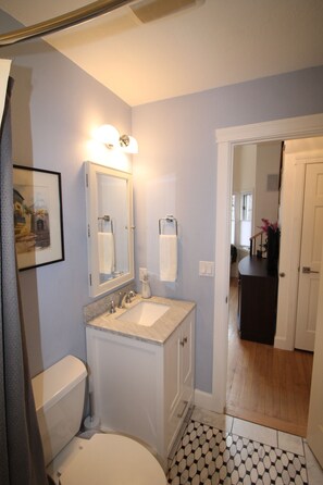 Sèche-cheveux, serviettes fournies, savon, shampoing