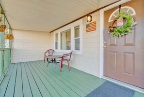 Outdoor dining - Year-Round Hampton Beach Retreat-3BR Beach Ranch w/Central A/C, Heat & Parking (Hampton)