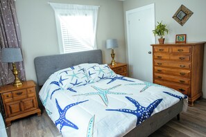 3 bedrooms, free WiFi, bed sheets - Year-Round Hampton Beach Retreat-3BR Beach Ranch w/Central A/C, Heat & Parking (Hampton)