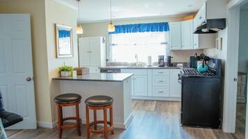 Réfrigérateur, four, plaque de cuisson, lave-vaisselle