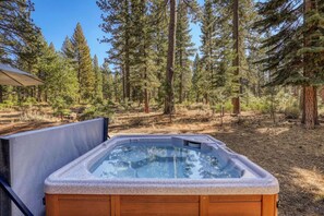 Banyera d'hidromassatge a l'aire lliure