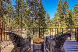 Terrace/patio - 5-bedroom Luxury Home , on 3 acres of pine trees with Hot Tun, Dogs ok (Truckee)