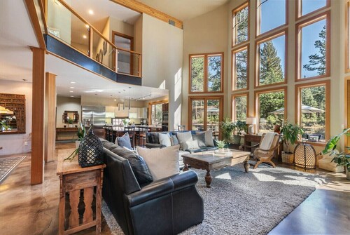 5-bedroom Luxury Home , on 3 acres of pine trees with Hot Tun, Dogs ok