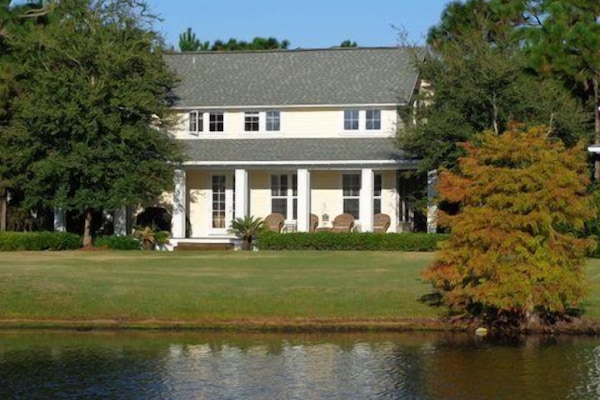 Lakeside Cottage Overlooking The Raven Golf Course From The Full Wrap Around Deck Including Gas Barbeque For Outside Grilling
