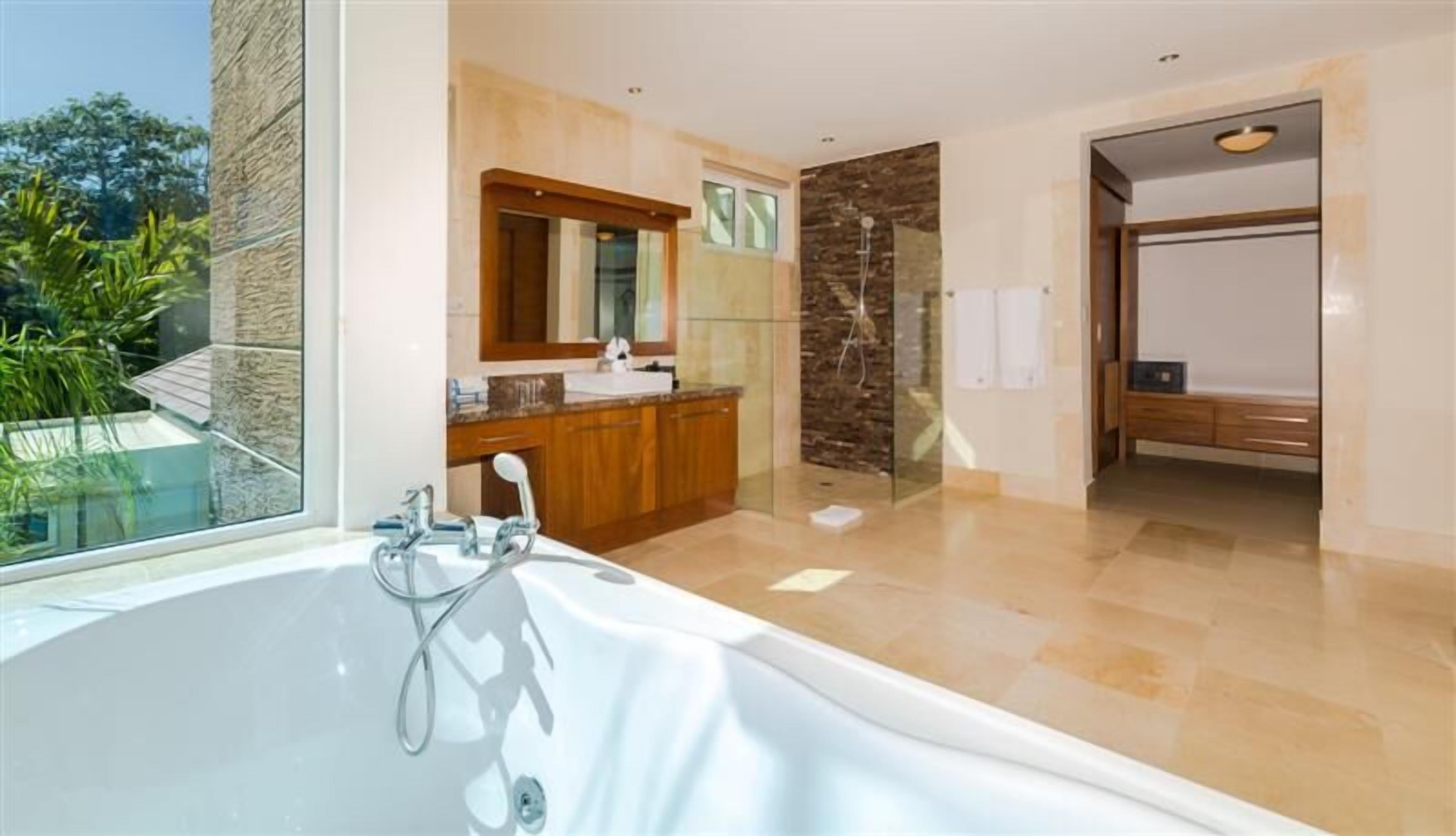 Bañera, bañera de hidromasaje, secador de pelo, toallas