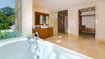 Badewanne, Whirlpool, Haartrockner, Handtücher
