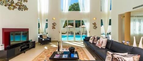 Télévision, lecteur de DVD, baby-foot, table de tennis de table