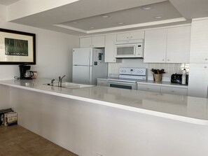 Kjøleskap, mikrobølgeovn, ovn og kokeplater