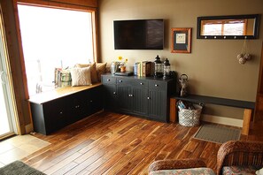 TV, lareira, DVD player, livros