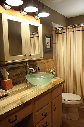 Bathtub, hair dryer, towels, soap - Work and Play Retreat - High Speed WiFi - 30 Day min. stay - Incredible Views (Heeney)
