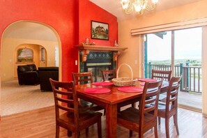 Dining - Parker House - Big family fun at beach! (Long Beach)