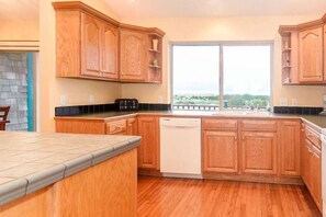 Fridge, microwave, oven, stovetop - Parker House - Big family fun at beach! (Long Beach)