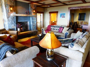 TV, fireplace, DVD player, foosball - 8 Bedrooms, Sleeps 18, 12 bath, Movie theater, Spa, Hot tub, ELEVATOR (Truckee)