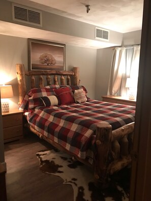 3 bedrooms, iron/ironing board, WiFi, bed sheets - Ski -In/Ski-Out- Cozy 3 Bedroom No Stairs (1 Night Rentals Ok) (Seven Springs)